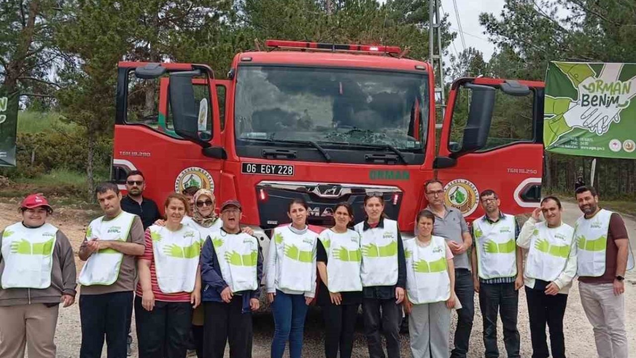 Bilecik’te gençler ormanda çöp toplayarak doğaya nefes oldu