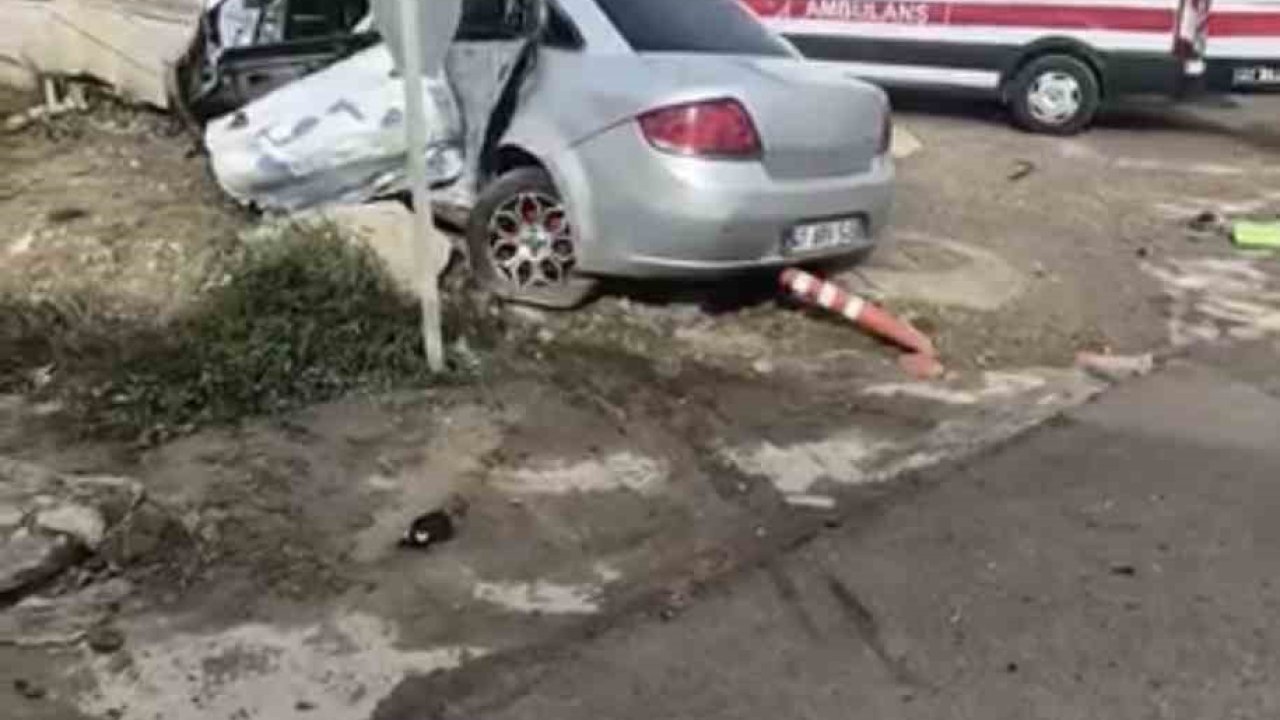 İzmit’te otomobil ile belediye otobüsü çarpıştı: 3 yaralı