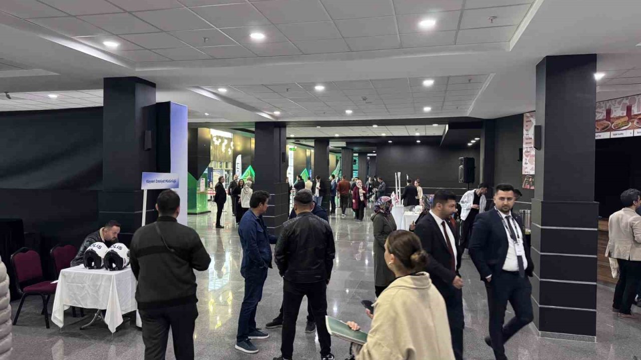 Kayseri’de bin 500 işsiz işverenle buluştu