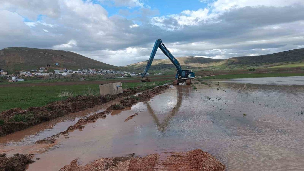 Demirözü’nde debisi yükselen derelerde çalışma başlatıldı
