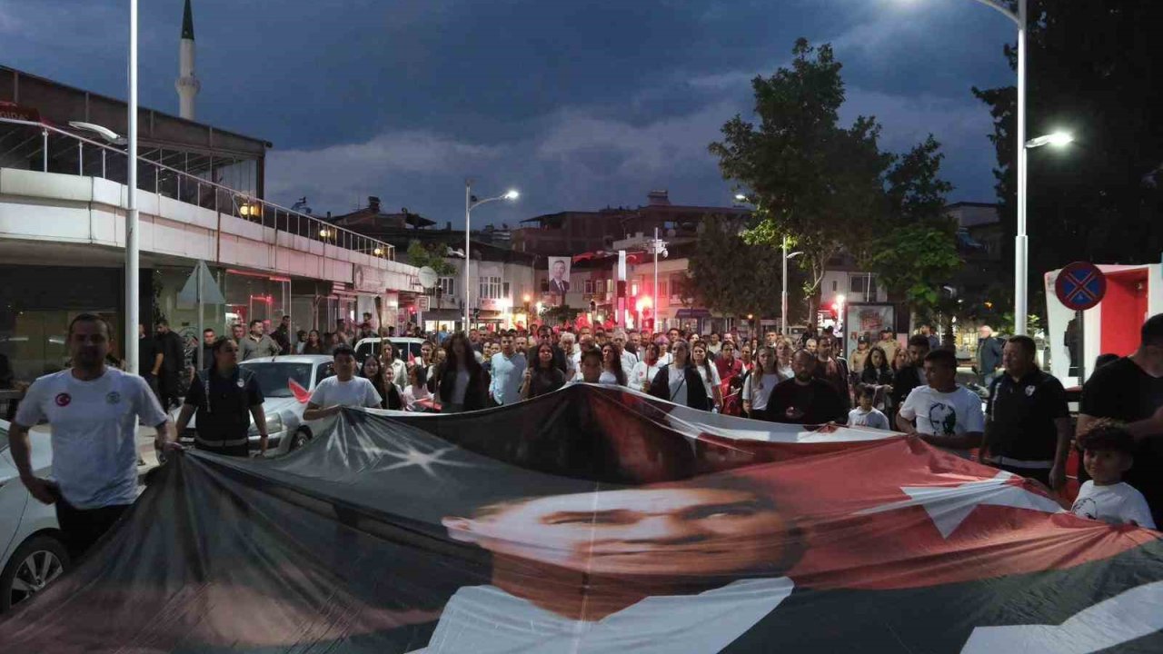 Gençlik coşkusu Sarıgöl sokaklarını aydınlattı