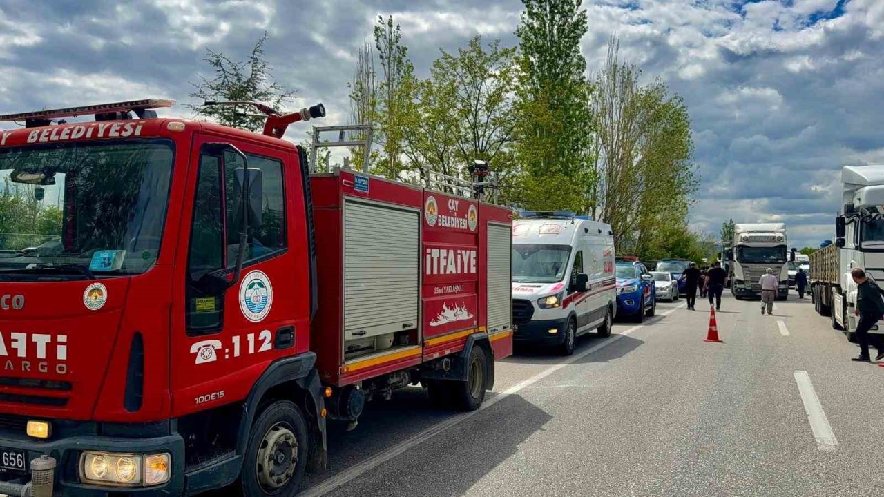 Minibüsün ağaca çarptığı kazada 2 kişi yaralandı