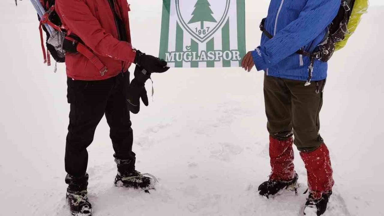Erciyes dağına tırmanan Muğlalı dağcılar ‘Şampiyon Muğlaspor’ flaması açtı