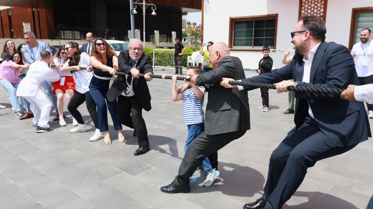 Yunusemre’de 19 Mayıs şöleni renkli görüntülere sahne oldu