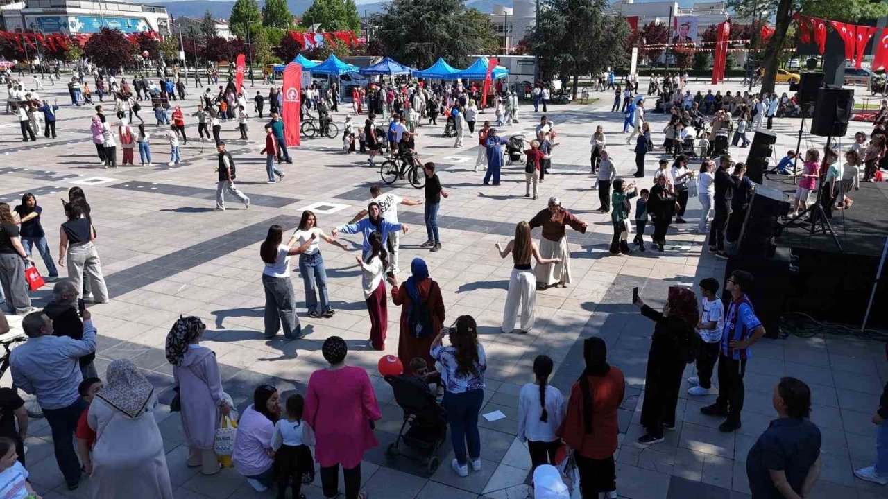 Anıtpark meydanı kutlamaların adresi oldu