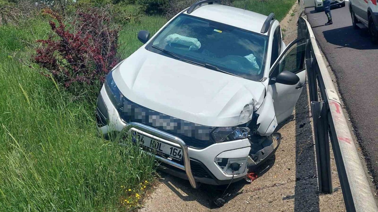 Otoyol’da direksiyon başında uyuduğu iddia edilen sürücü bariyerlere çarptı: 1 yaralı