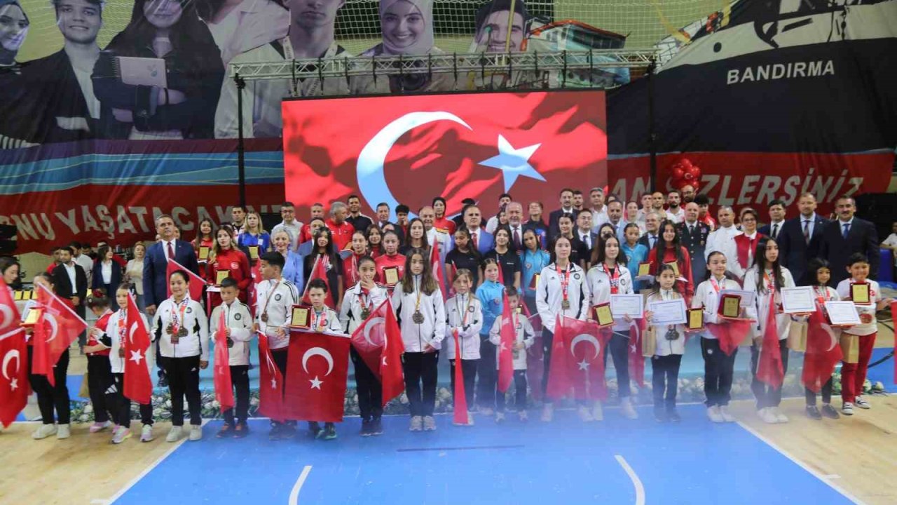 Muğla’da başarılı sporculara ödül yağdı