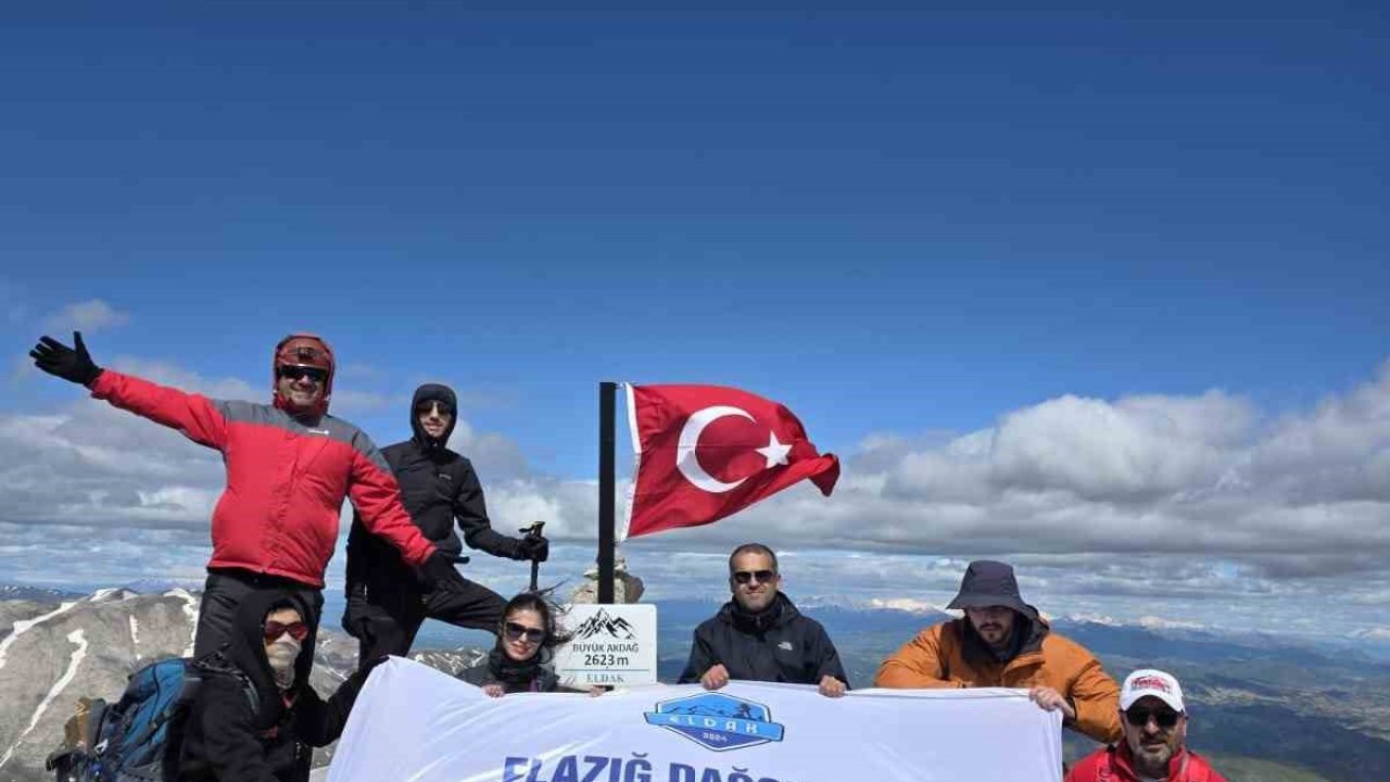 Elazığ’ın en yüksek zirvesinde anlamlı 19 Mayıs tırmanışı