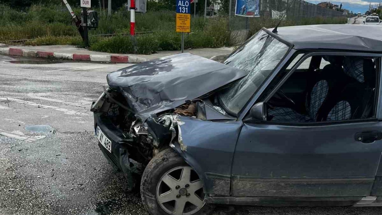 Burdur’da okul servisi ile otomobil çarpıştı: 7 yaralı