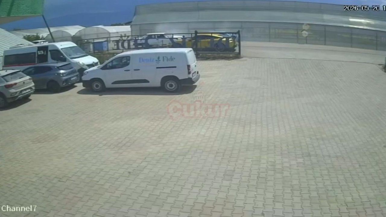 Antalya’da iki Tofaş kafa kafaya çarpıştı: 4 yaralı