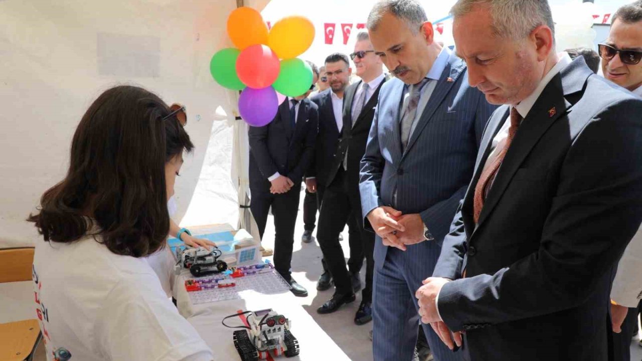 Ağrı’da "Bilim Dolu Günler Bilim Şenliği" başladı