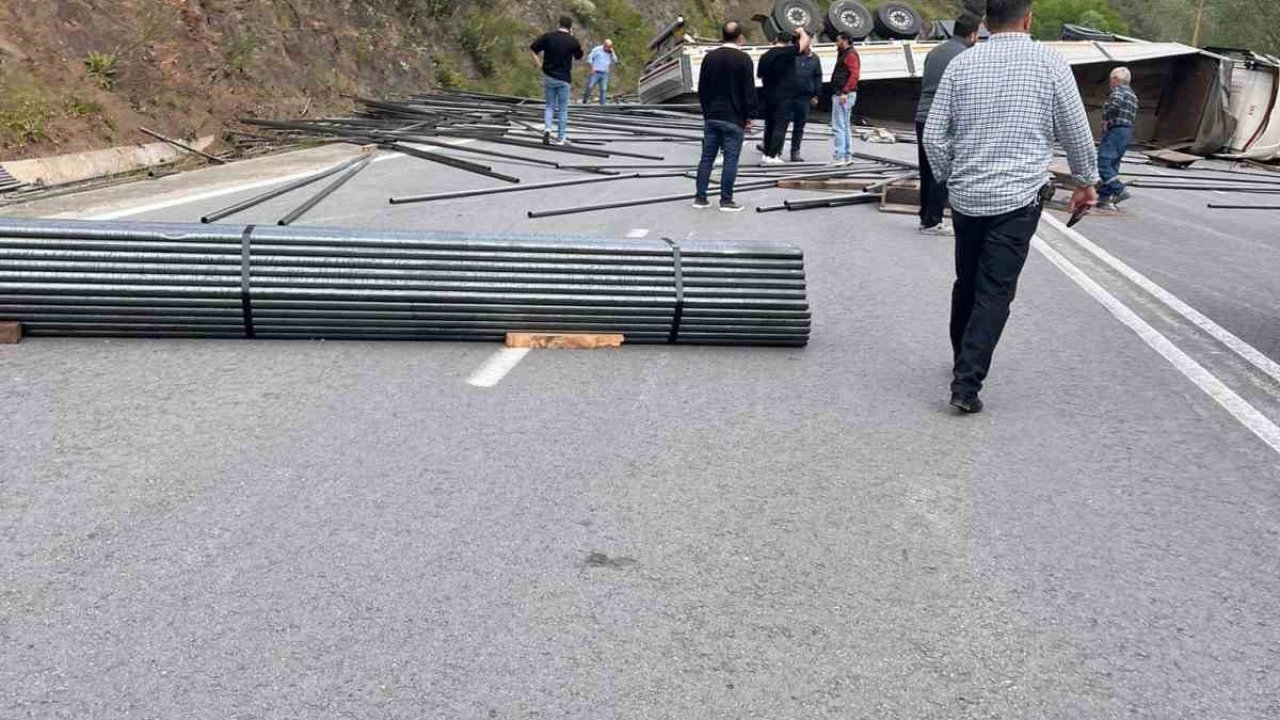 Çubuk demir yüklü tır devrildi, OSB yolu trafiğe kapandı