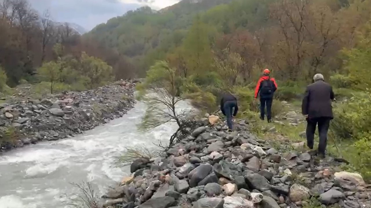 Köprüden düşen kadın akıntıya kapıldı