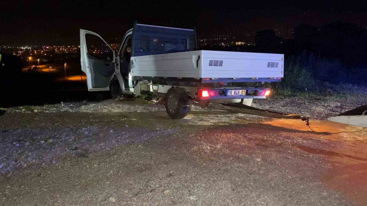 Direksiyon hakimiyetini kaybeden sürücü şarampole uçtu