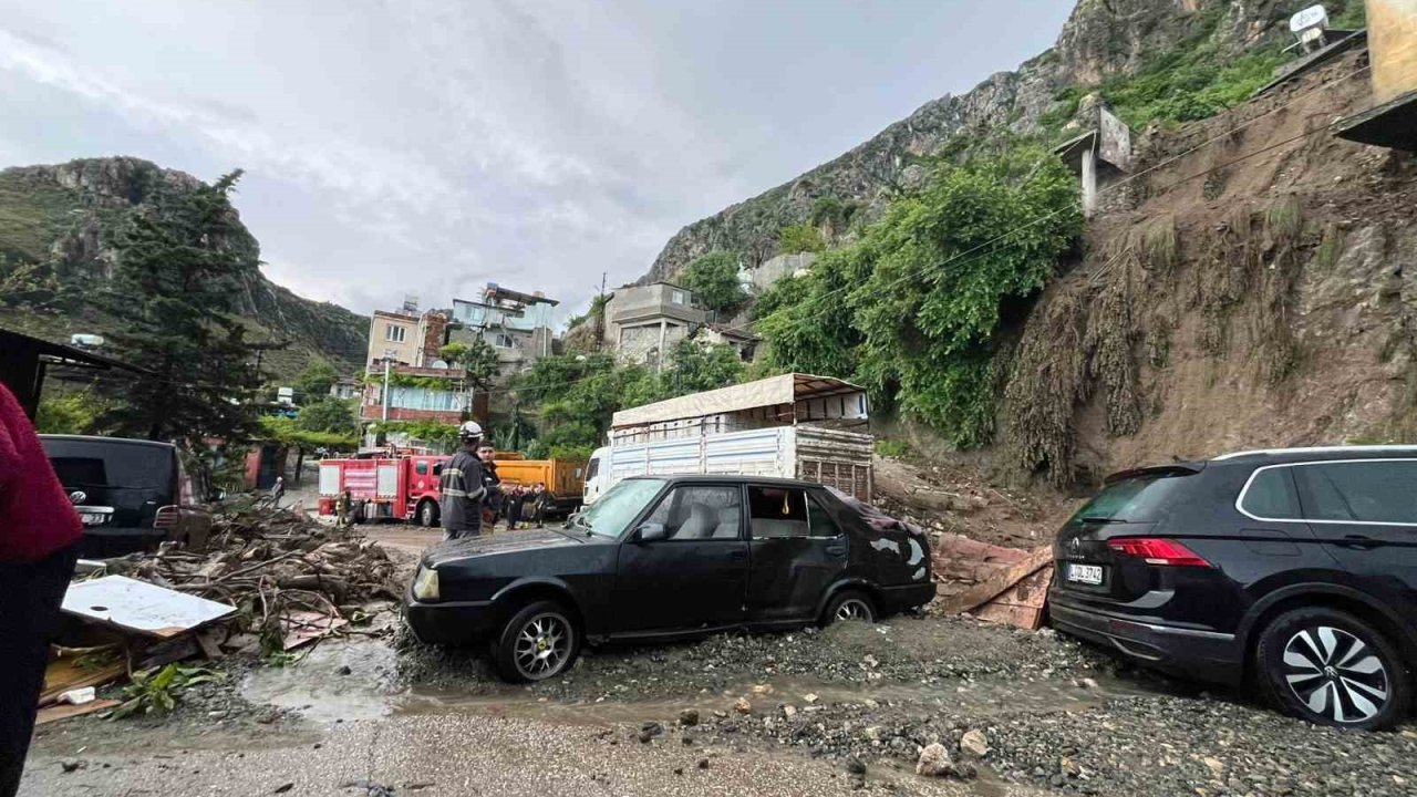 Hatay’da sağanak yağış nedeniyle müstakil ev çöktü: 1 ölü, 2 yaralı