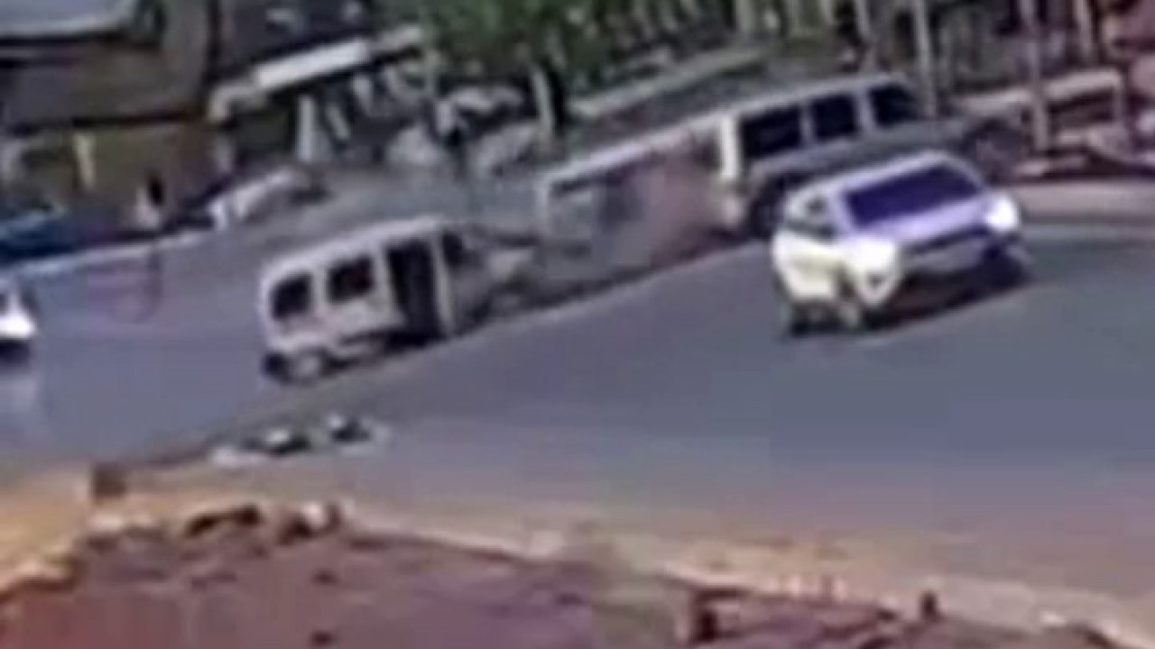 Yüksekova’da 11 kişinin yaralandığı zincirleme kaza kamerada