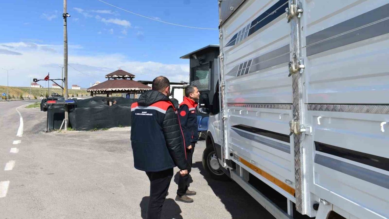 Bayburt’ta bayram öncesi hayvan sevkiyatlarına sıkı denetim