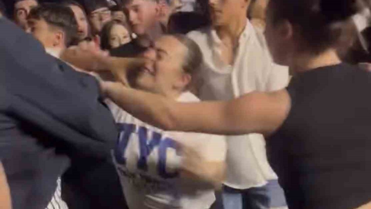 Konserde tekme ve yumruklar havada uçuştu