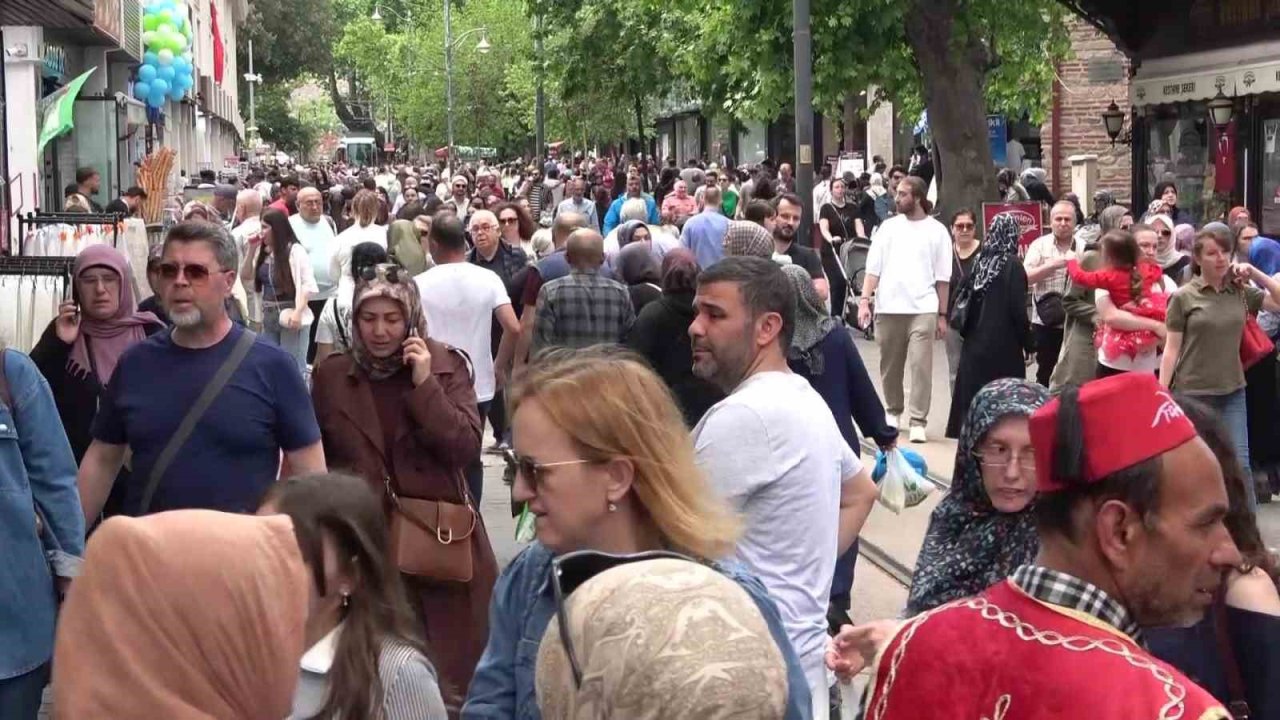 Bursa’da bayram yoğunluğu başladı: Kasapta da şekercide de hareketlilik yaşanıyor