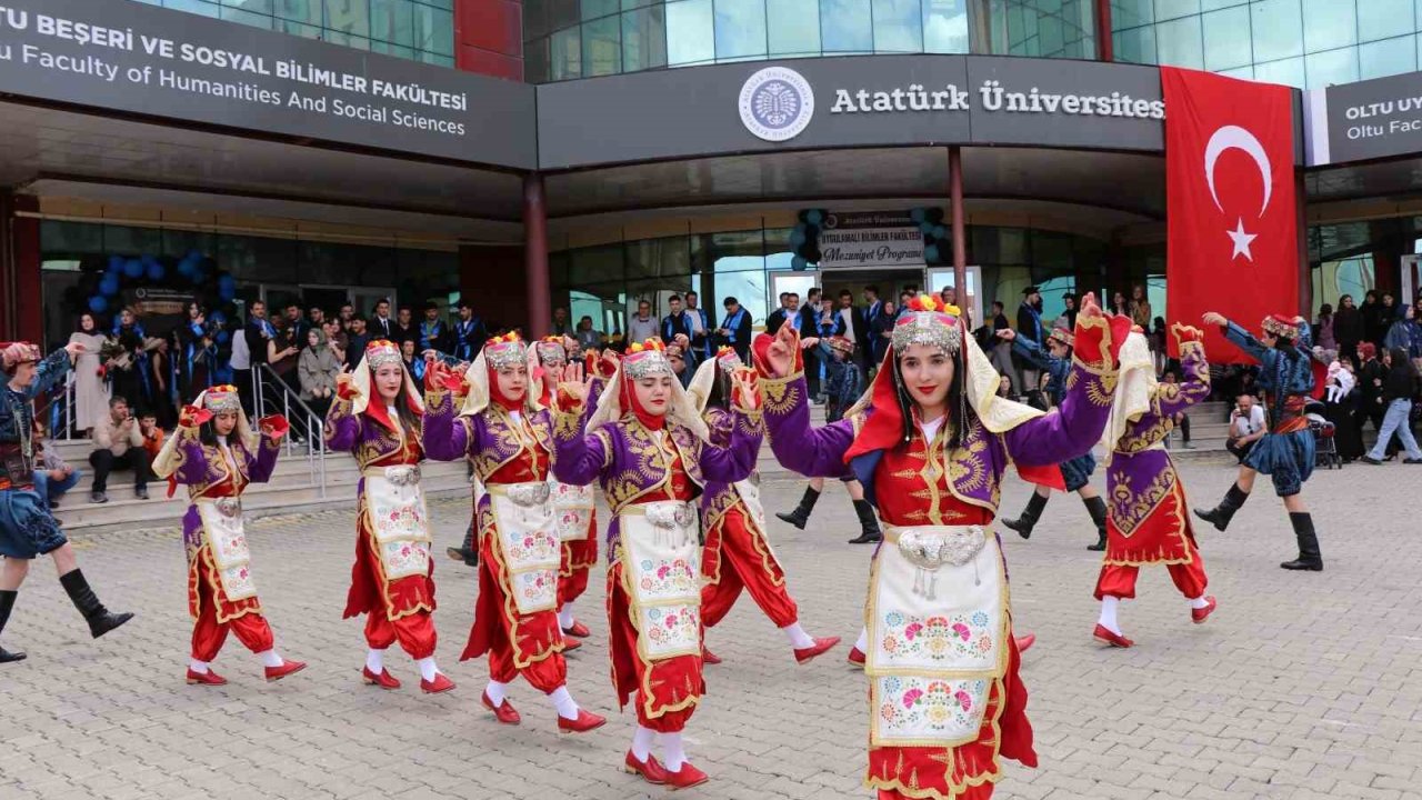 Oltu’da üniversitelilerin mezuniyet coşkusu