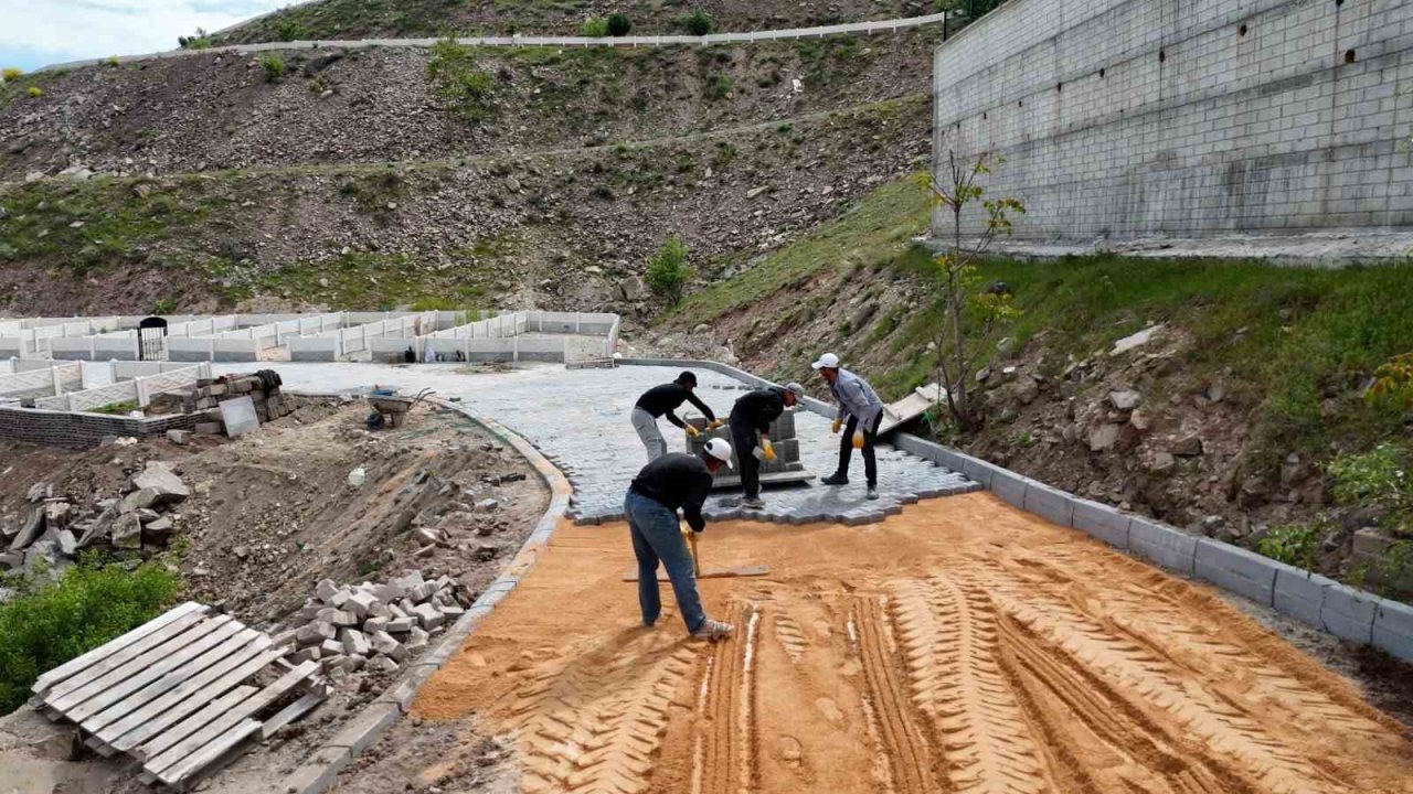 Elazığ’da Kurban Bayramı öncesinde, mezarlıklarda temizlik çalışmaları sürüyor