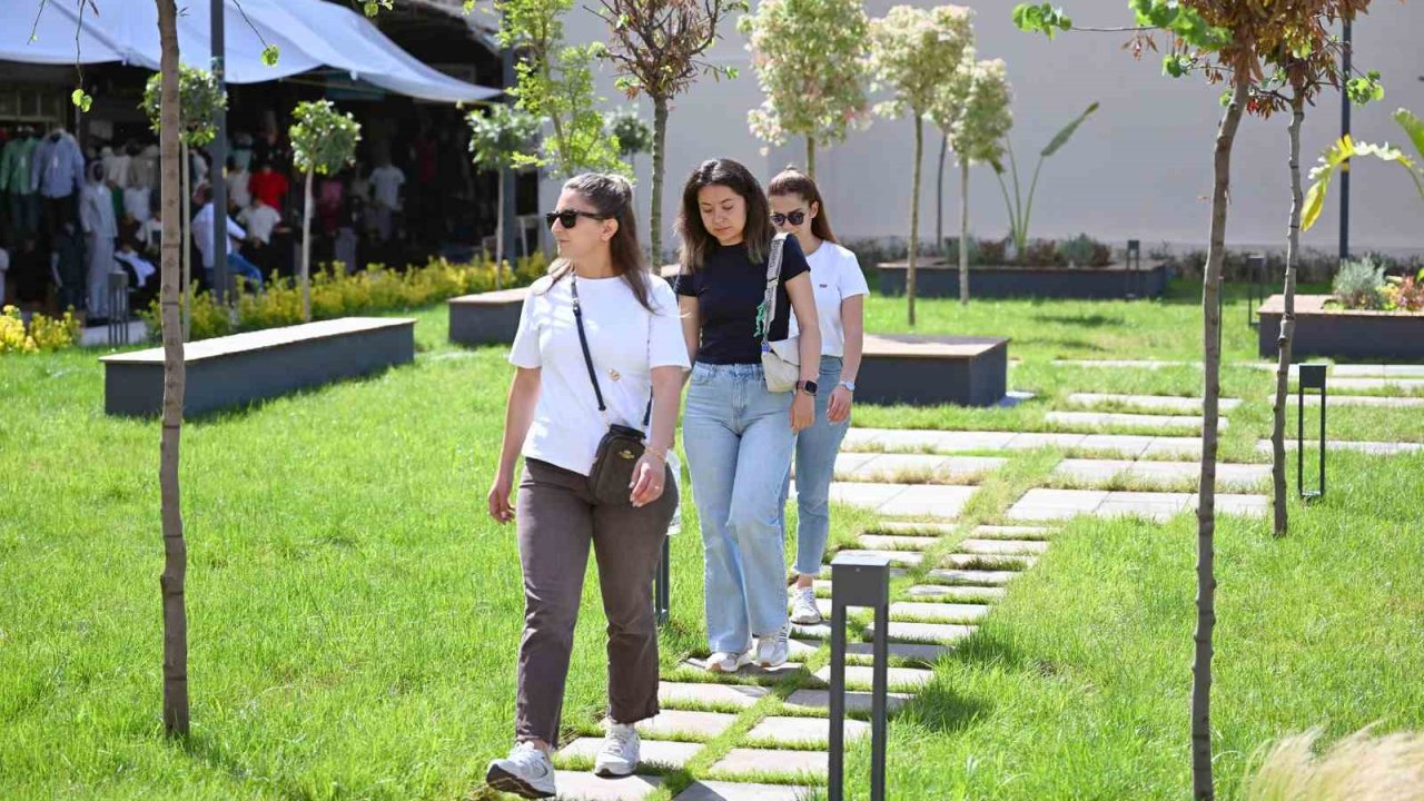 Mersin’de Kırmızı Lacivert Kent Meydanı vatandaşların kullanımına açıldı