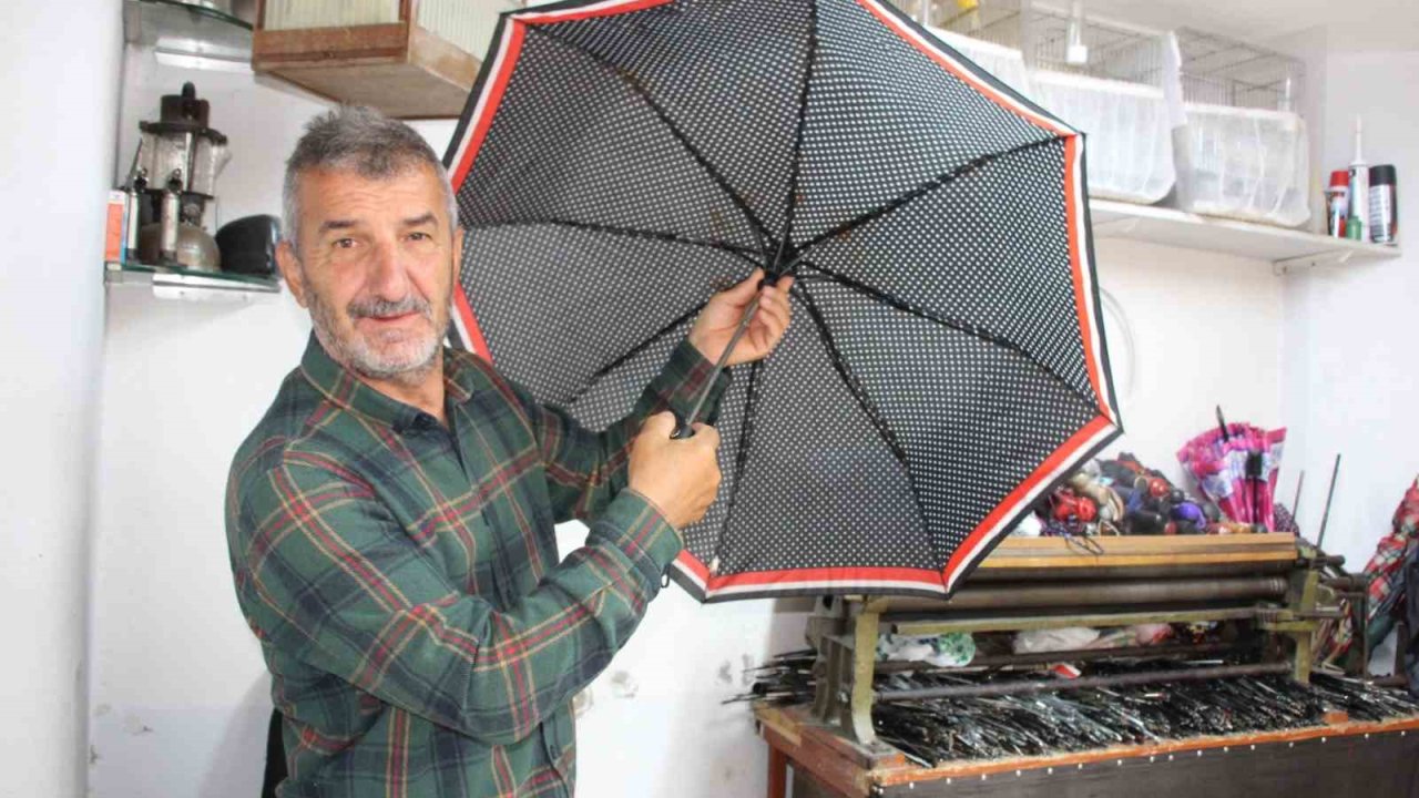 Yağmurun başkentinde 40 yıldır şemsiye tamir ediyor