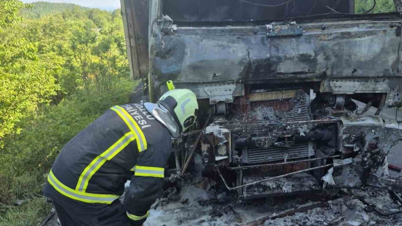 Zonguldak’ta seyir halindeki kamyon alev alev yandı