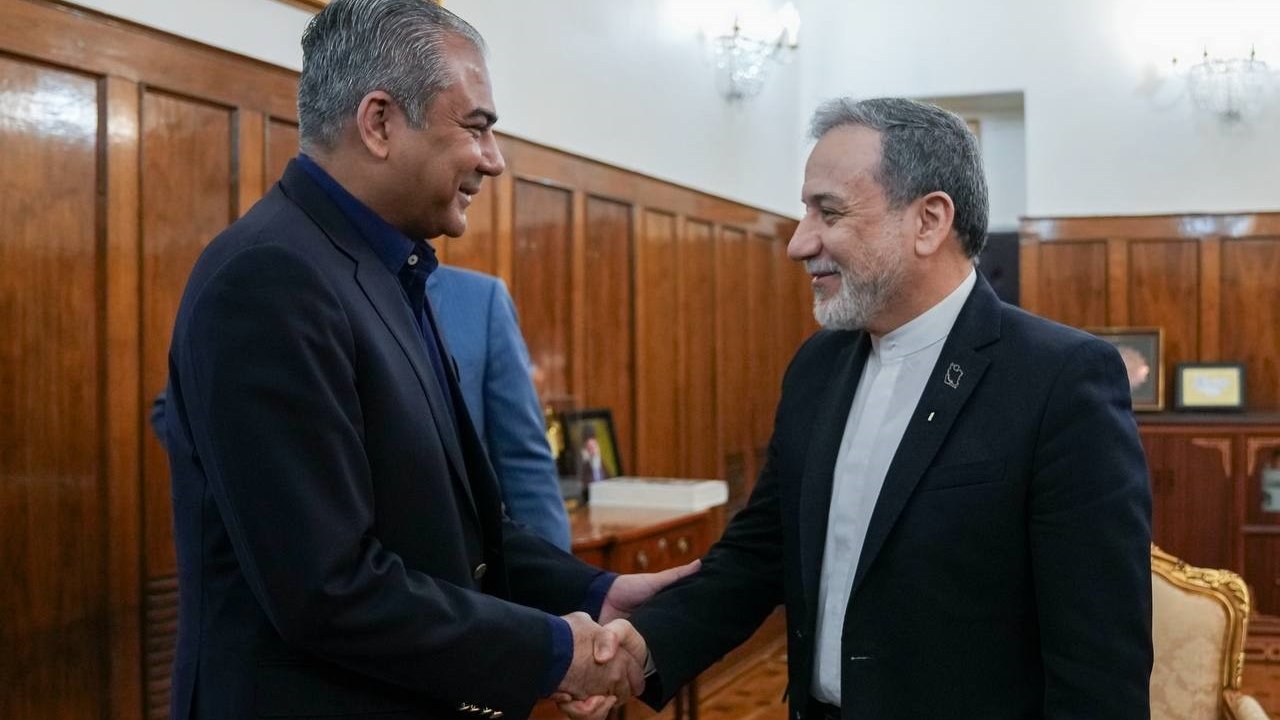 Pakistanlı Bakan Naqvi, Pezeşkiyan tarafından kabul edildi