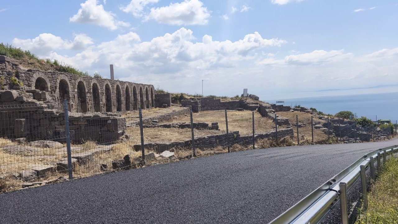 Çanakkale’de Assos Antik Liman Yolu’nda sıcak asfalt dökme çalışmaları başladı