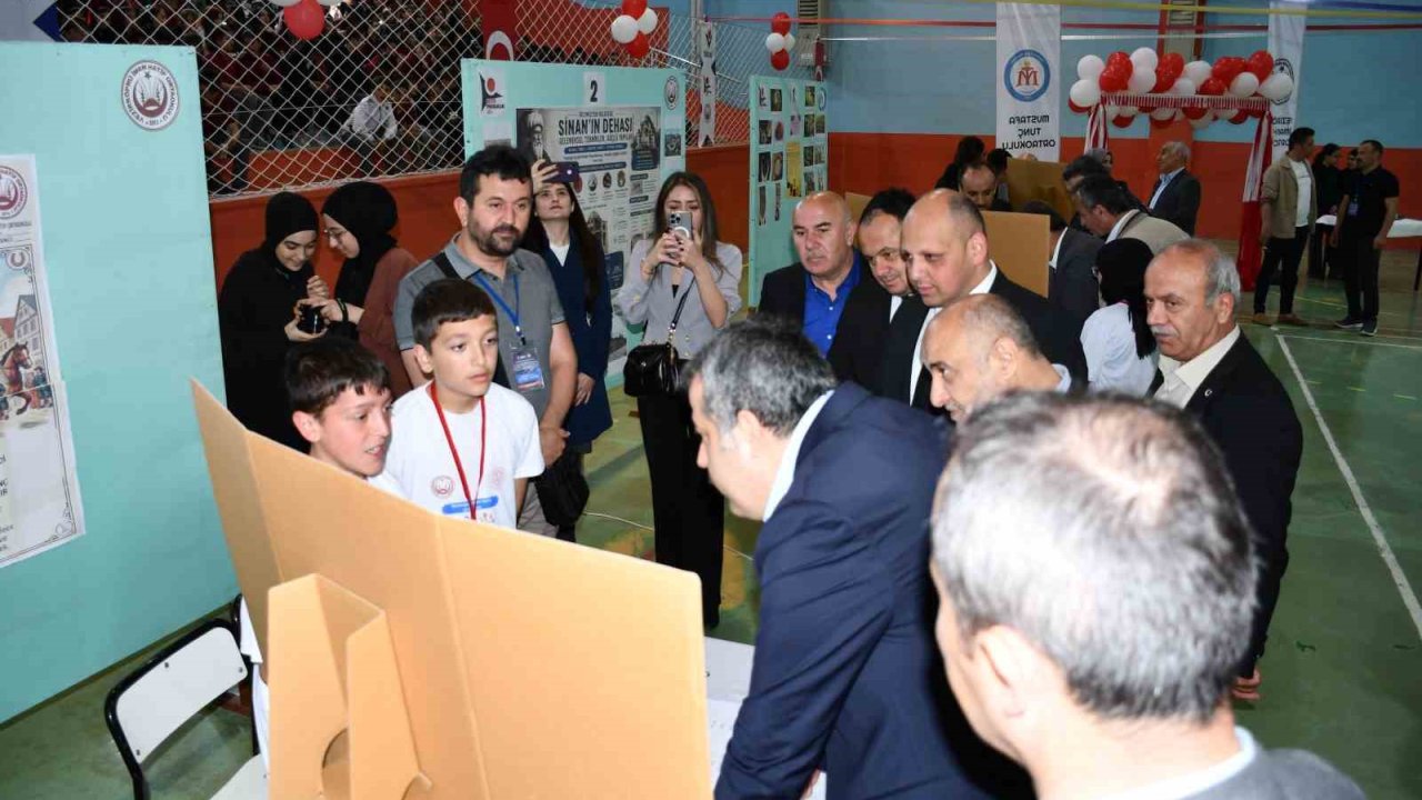 Öğrenciler projelerini ’Bilim Fuarı’nda tanıttı