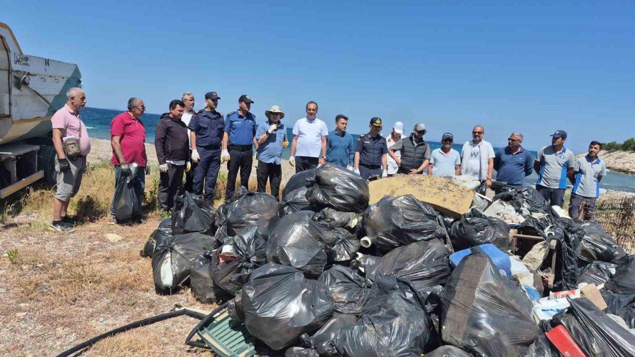 Datça Karya Yolu’nda 3,5 ton atık toplandı