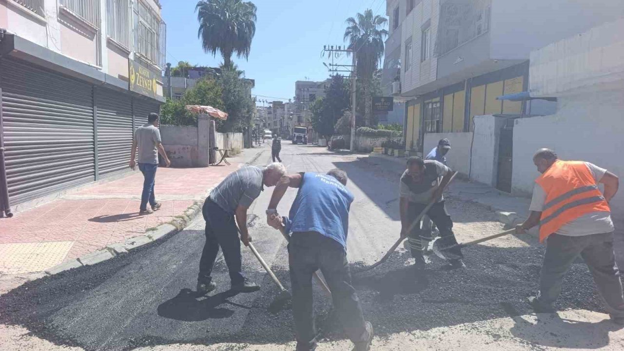 Akdeniz’de asfalt yama çalışmaları devam ediyor