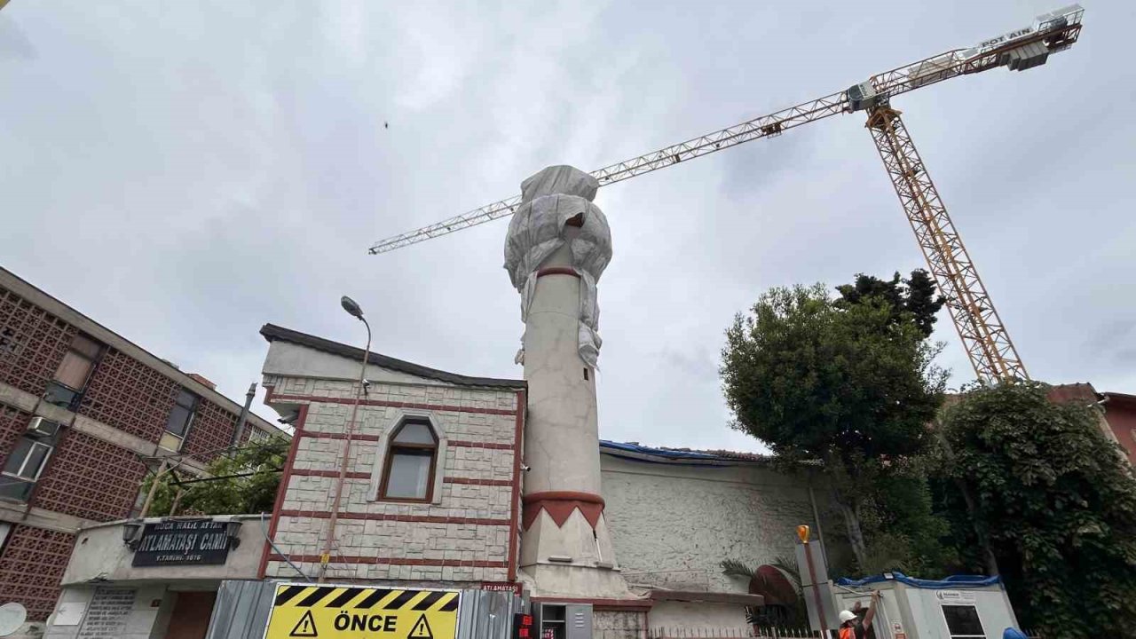 Fatih’te 400 yıllık cami minaresinin kubbesi vinç çarpmasıyla yıkıldı