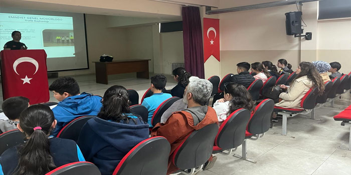 Kars Trafik Ekiplerinden Geleceğin Okul Geçidi Görevlilerine Hem Teorik Hem Pratik Ders