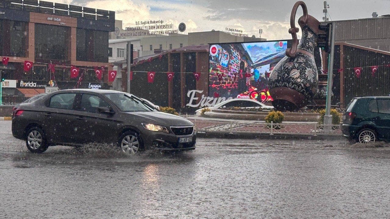 Erzincan’da sağanak nedeniyle cadde ve sokaklar su altında kaldı