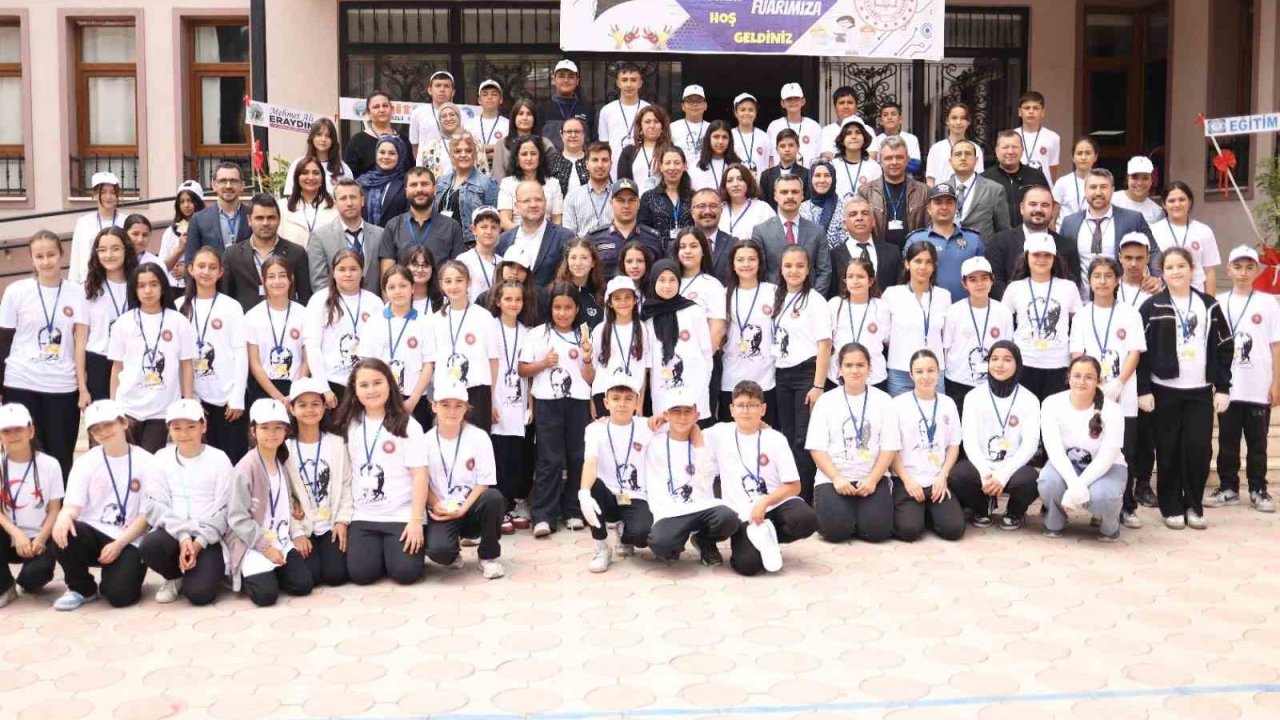 Denizli’de ortaokul öğrencilerinin projeleri bilim şenliğinde görücüye çıktı