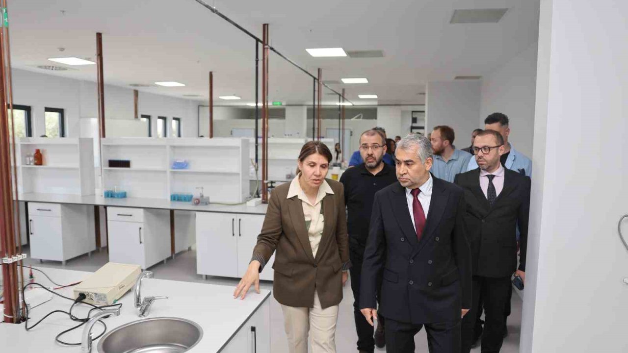 ADÜ Rektörü Kent, araştırma laboratuvarını inceledi