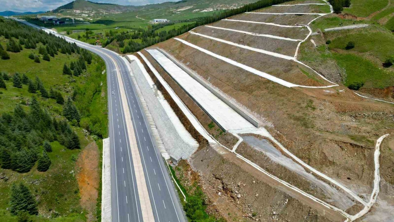 Kara yolu kenarında korkutan manzara
