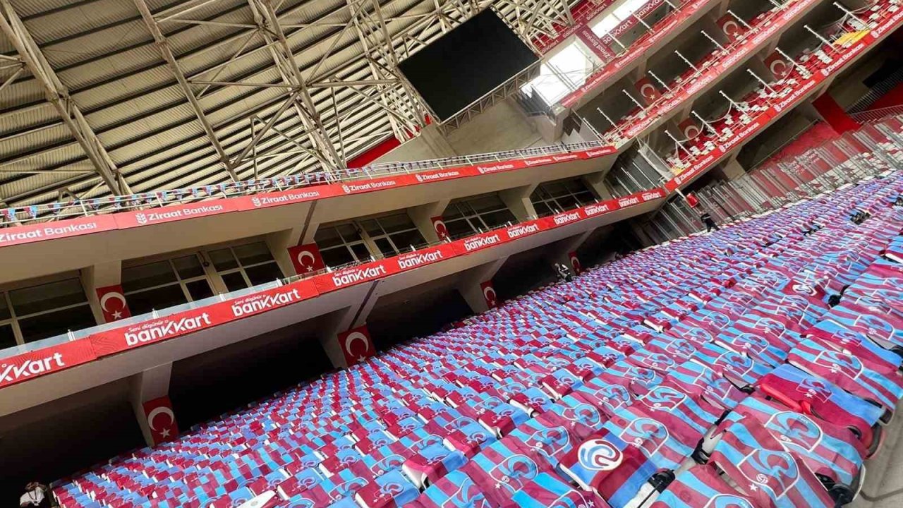 Trabzon Büyükşehir Belediyesi, Antalya Stadyumu’nu bayraklarla donattı