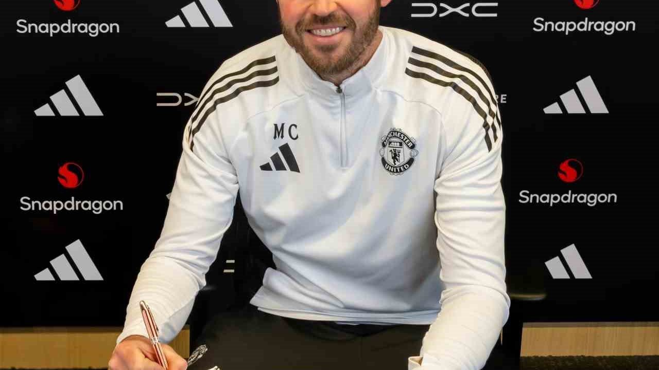 Manchester United, 2 yıl daha Michael Carrick’e emanet