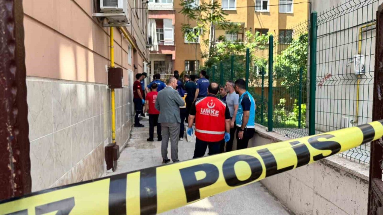 Pencere temizlerken 5’inci kattan düşen kadın hayatını kaybetti