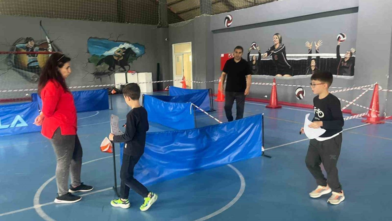 Tavşanlı’da öğrenciler ellerindeki haritalarla zamana karşı yarıştı