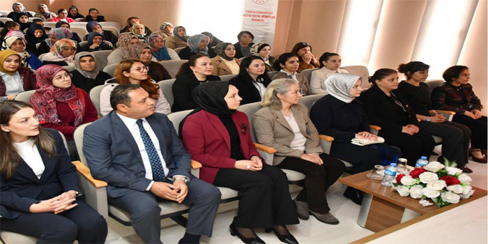 Kars Aile ve Sosyal Hizmetler İl Müdürlüğü Digor’da bilgilendirme toplantısı düzenlendi.