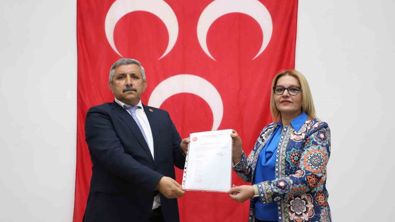 MHP ilçe başkanı Gündoğdu mazbatasını alarak göreve başladı
