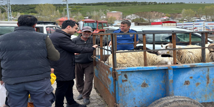 Susuz Kaymakamı Tutal’dan Kurban Pazarına Ziyaret