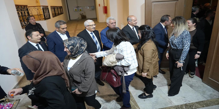 Kars Belediye Başkanı Ötüken Senger Personeliyle Bayramlaştı