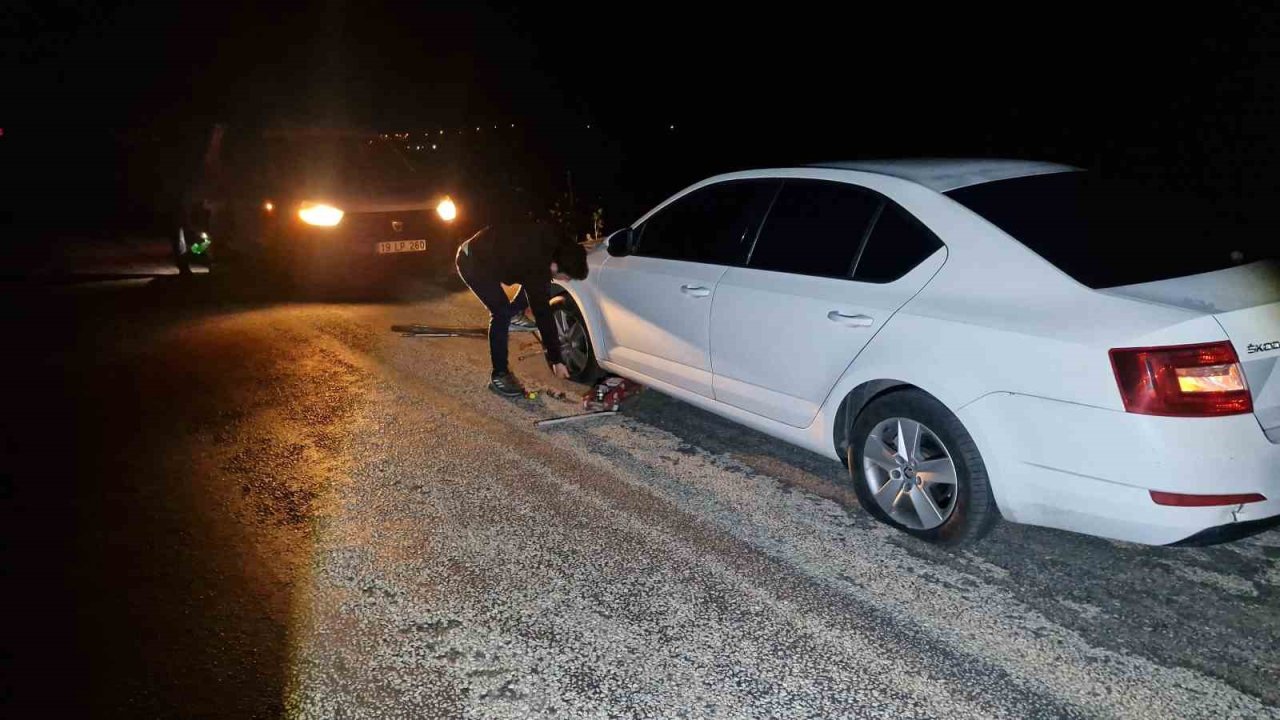 Çukurlara giren 5 aracın lastiği patladı