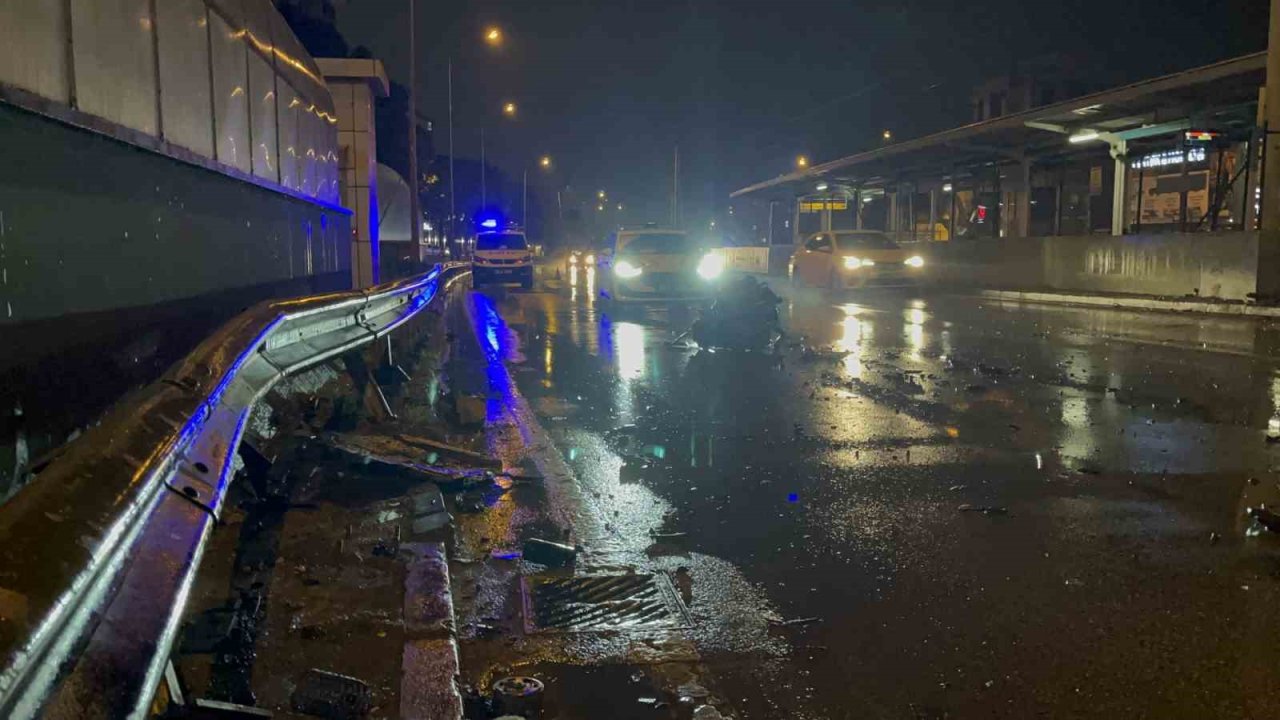 Kaza yaptı, motor yerinden çıktı: 1’i ağır 2 yaralı