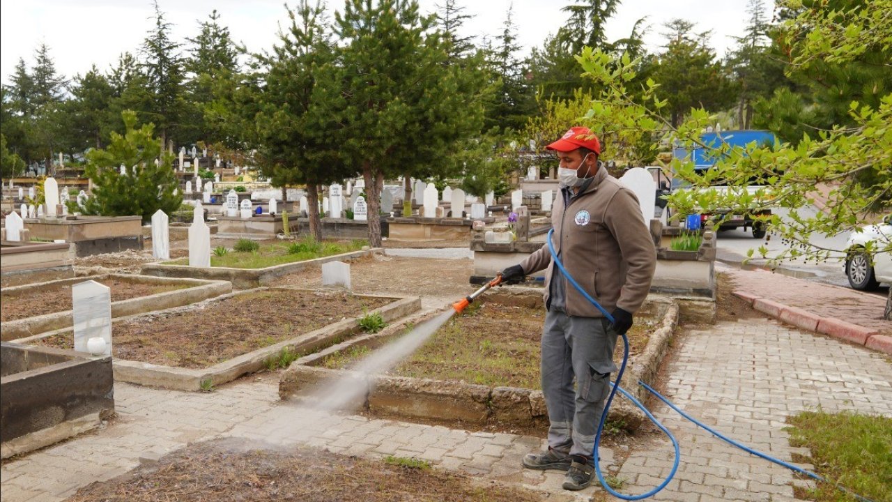 Melikgazi’de mezarlıklar bayrama hazırlanıyor